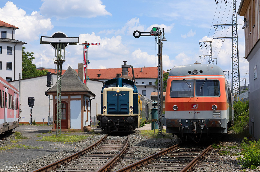 212 372 und 614 005 im Außenbereich des Verkehrsmuseums Nürnberg