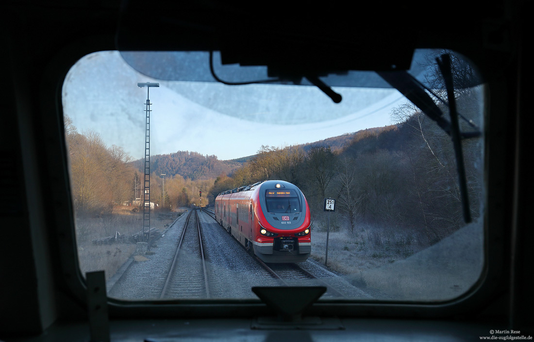 633 103 als RE4764 Im Bahnhof Messinghausen aus dem Führerstand der 218 834 fotografiert