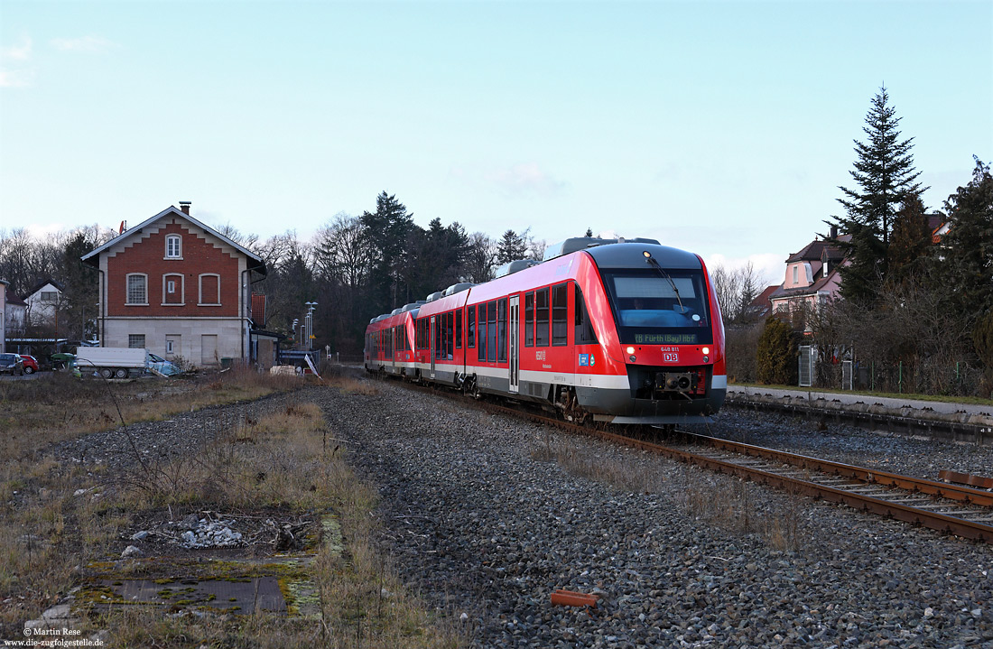 648 811 im Bahnhof Cadolzburg mit Epfanfsgebäude
