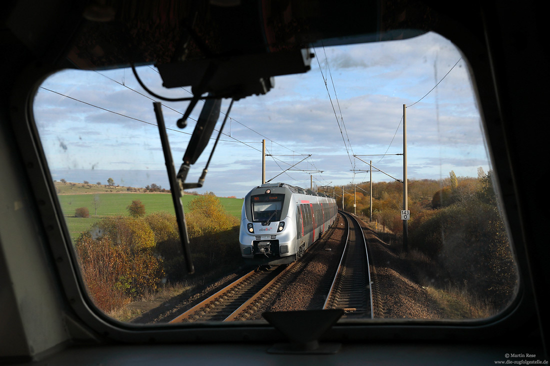 9442 305 der Abellio Rail Mitteldeutschland eingerahmt durch das Frontfenster der Baureihe 218