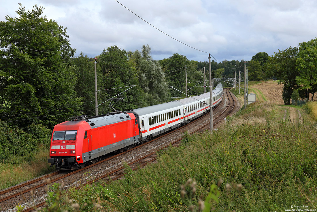 101 100 mit IC 2213 nach Koblenz Hbf in der Kurve zwischen Teschenhagen und Samtens auf der Insel Rügen
