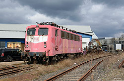 141 161 in orientrot als Aufgleislok im Bahn-Standort der Notfalltechnik in Fulda
