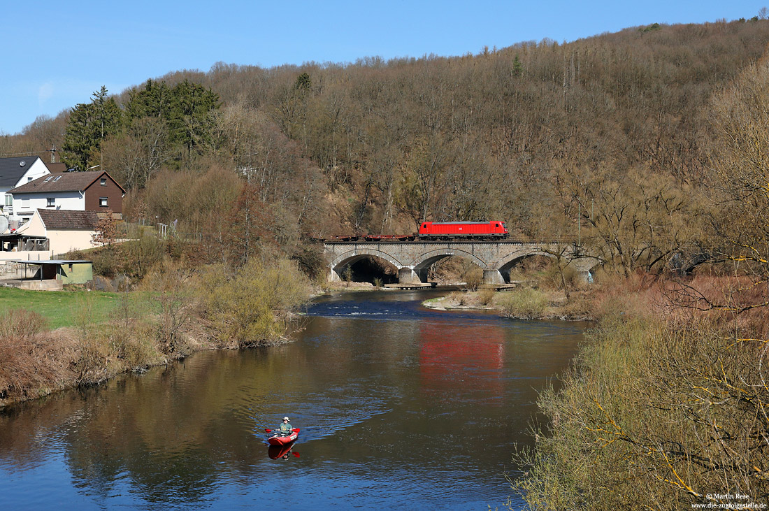 187 161 mit Güterzug auf der Siegbrücke zwischen Operzau und Etzbach mit Kanufahrer auf der Sieg