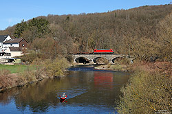 187 161 mit Güterzug auf der Siegbrücke zwischen Operzau und Etzbach mit Kanufahrer auf der Sieg