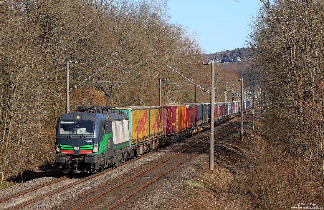 193 283 mit KV-Zug auf der Siegstrecke bei Au