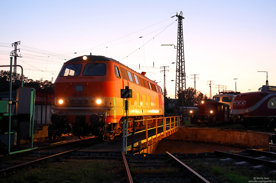 beleuchtete 218 137 auf der Drehscheibe im DB-Museum Koblenz Lützel