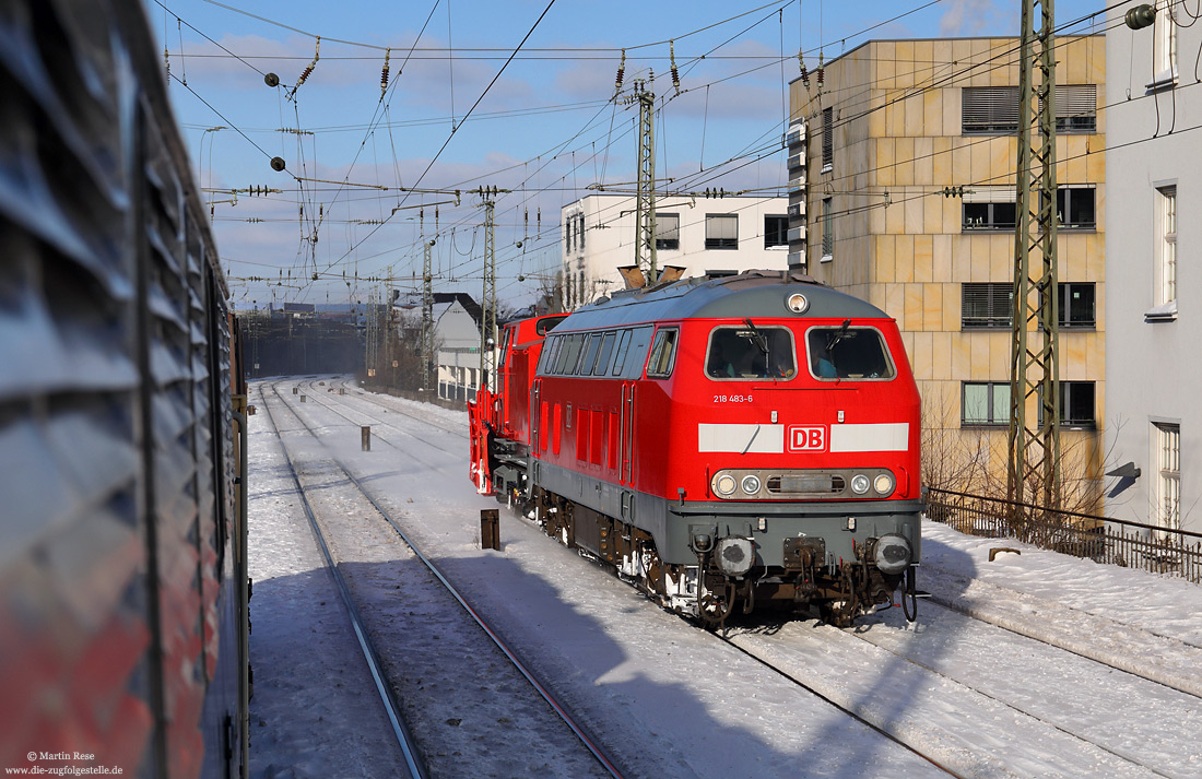 218 483 mit Schneepflug bei Bielefeld Hbf im Schnee