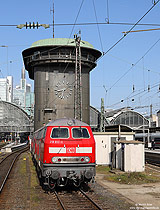 218 810 mit Stellwerk in Frankfurt/Main Hbf