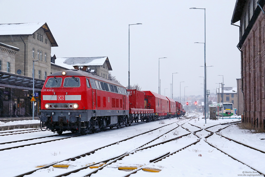 218 834 mit Notfallkran im Bahnhof Meiningen