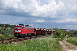 232 527 der WFL in Orientroter Lackierung mit Schotterzug bei Sangerhausen