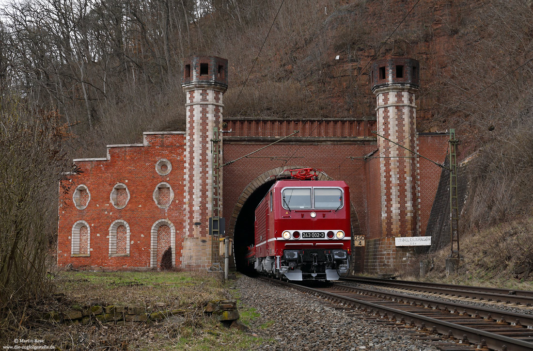 243 002 des DB-Museums mit Notfallkran am Südportal des Tunnel Guxhagen