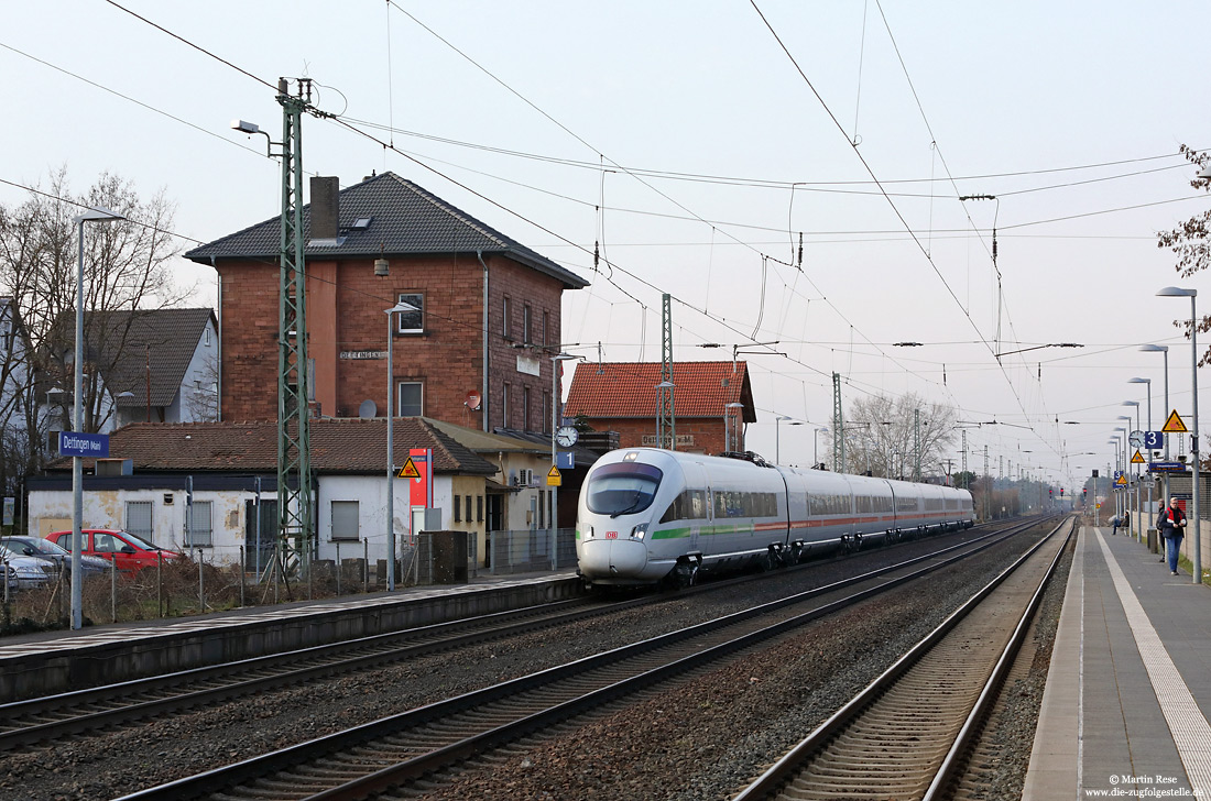 411 062 als ICE229 im Bahnhof Dettingen mit Bahnhofsgebäude