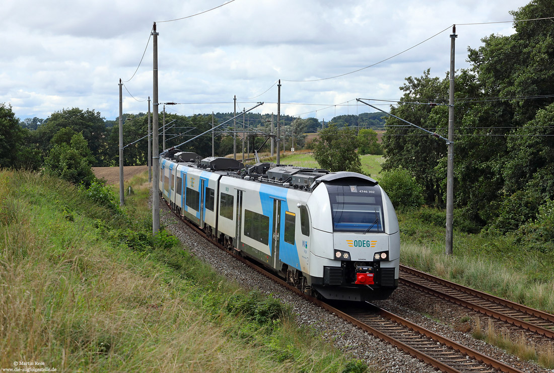 4736 302 der ODEG als RE nach Binz zwischen Samtens und Teschenhagen
