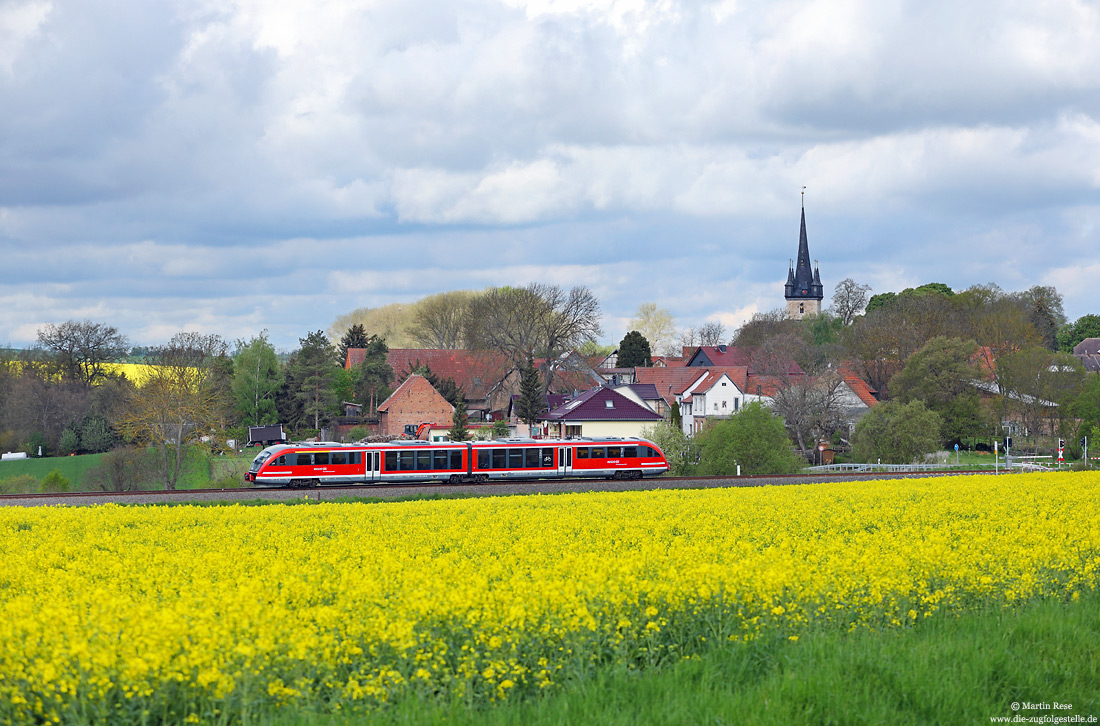 642 023 mit Ortsblick auf Niederspier und Rapsfeld 