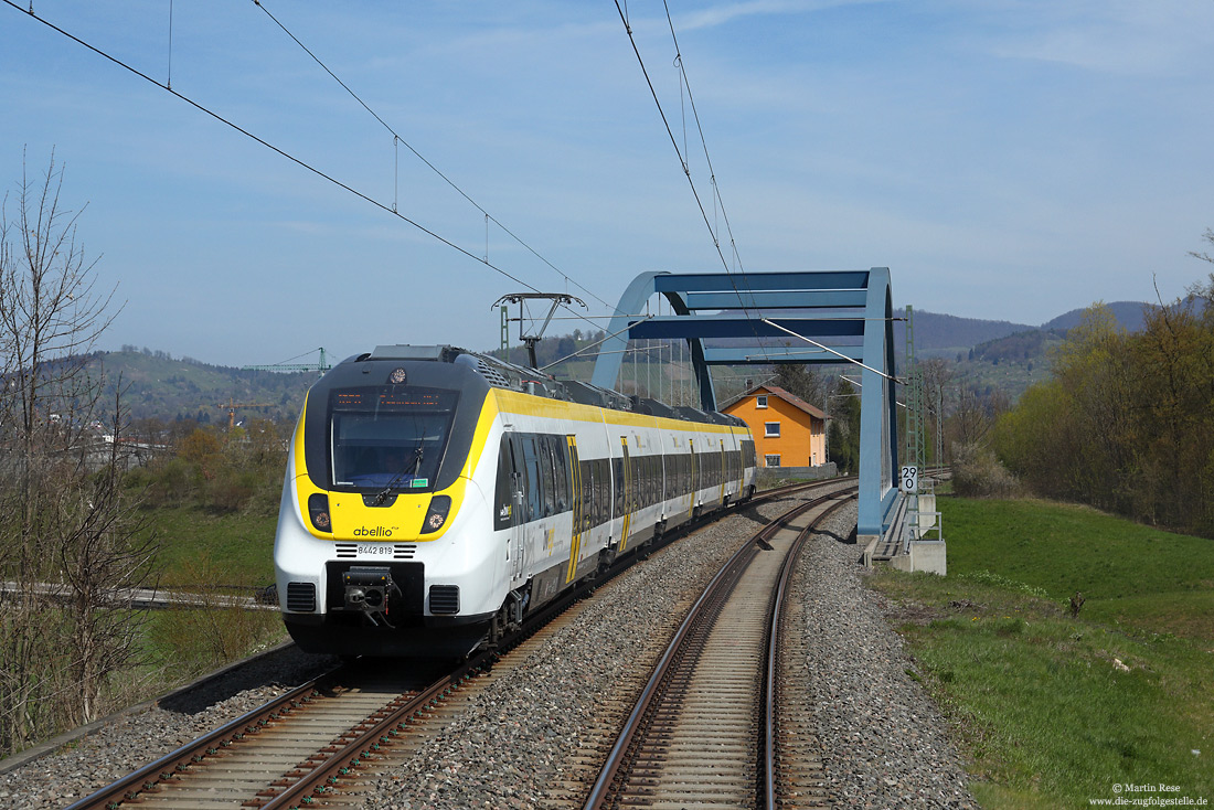 Abellio 8442 819 als Regionalexpress bach Tübingen an der Brücke über die Bundesstraße 312 bei Metzingen