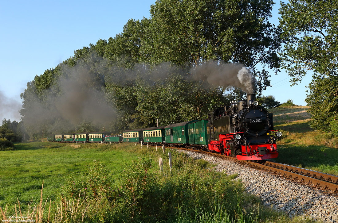 99 782 der RÜBB im abendlichen Licht am Haltepunkt Serams