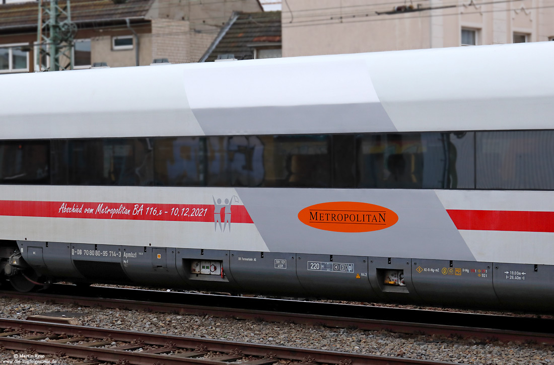 Die Detailaufnahme des Steuerwagens Apmbzf 116.8 in Köln Hbf. Der Wagen bekam in Berlin für den letzten Einsatz besondere Beklebung, welche an das frühere Design des Zuges erinnern sollte. 