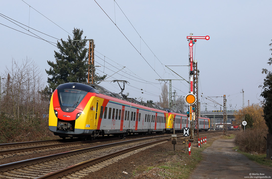 ET341 der Hessischen Landesbahn bei Hanau Hbf mit Formsignal