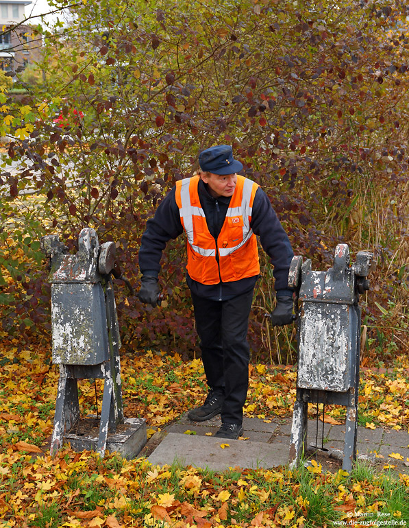 Lokführer Gerhard Immoor kurbelt die Schranken am BÜ Nessestraße.