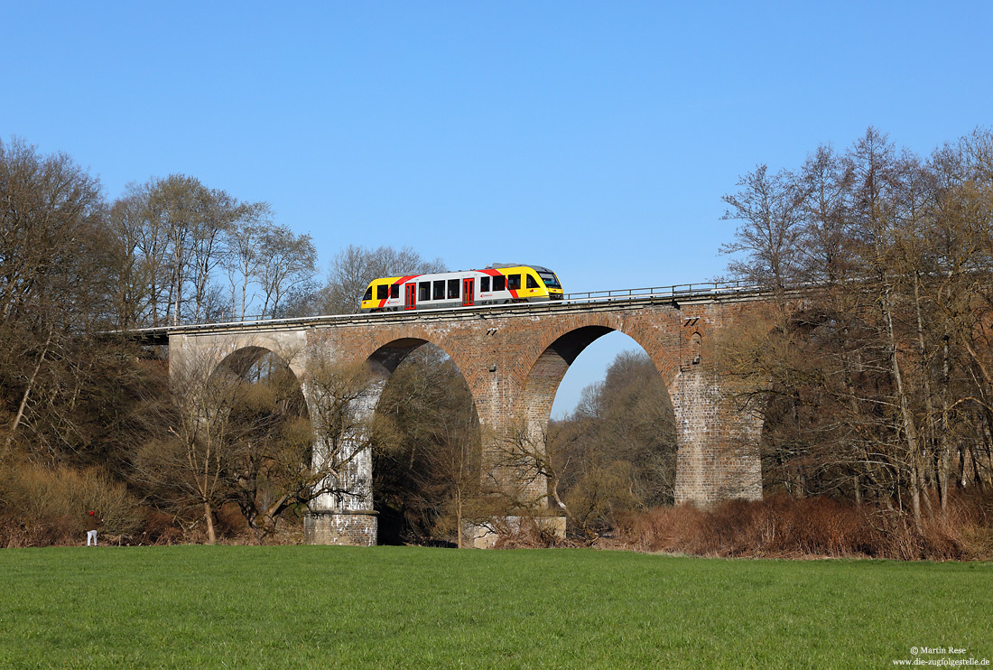 VT206 der Hessischen Landesbahn auf dem Viadukt über die Sieg bei Au (Sieg)