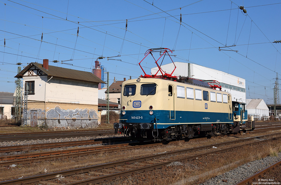 140 423 und 333 068 des DB-Museums auf Tankfahrt in Neuwied am Stellwerk Nr