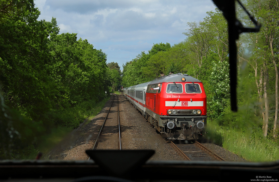 Blick aus dem Führerstand der 218 473 auf 218 390 mit IC2415 im Bahnhof Bad Schwartau
