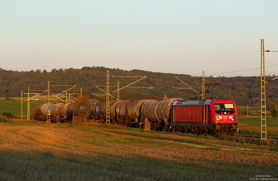187 171 im abendlichen Licht mit Kesselwagenzug bei Mitteldachstetten