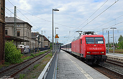 145 044 der NESA im Einsatz für TRI im Bahnhof Lauda