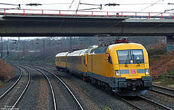 182 513 in gelber Lackierung mit Messzug am Abzweig Lotharstraße