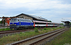 218 467 der Verkehrs Industrie Systeme, Halberstadt mit vier SBB-Wagen im Bahnhof Wernigerode