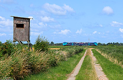 Akkuzug 526 043 der auf der Eiderstedtquerbahn Huseum St.Peter Ording