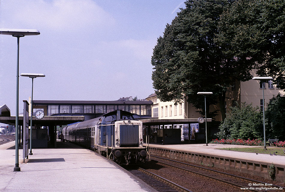 212 026 in oceanblau beige im Bahnhof Remscheod Hbf vor dem Umbau