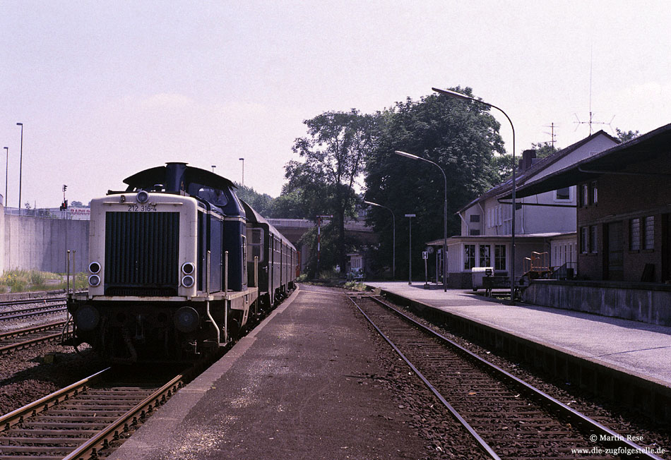 212 316 mit N6070 Wipperfürth West - Remscheid Lennep im Bahnhof Wipperfürth mit Empfangsgebäude