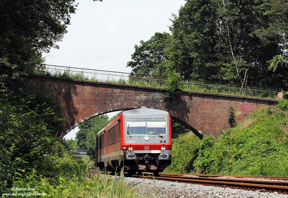 628 527 mit Waldwegbrücke bei Solingen Schaberg auf dem Müngstener