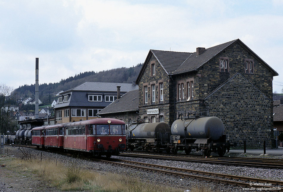 796 744 am 5.4.1991 als Sonderzug im Bahnhof Niedersessmar