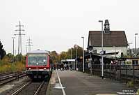 928 669 im Bahnhof Remscheid Lennep mit Bahnhofsgebäude