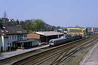 Wendezug mit Baureihe 212 im Bahnhof Wipperfürth mit Empfangsgebäude