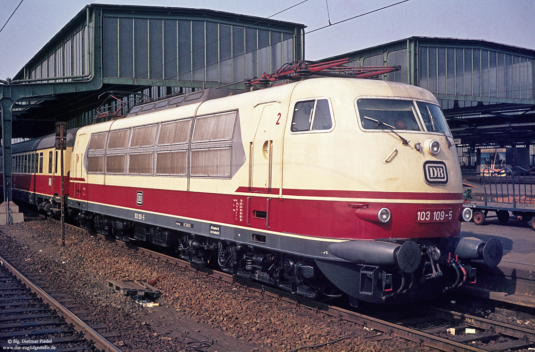 103 109 im Ablieferungszustand in Duisburg Hbf