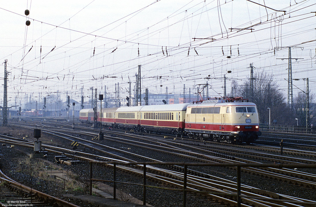 E03 001 alias 103 001 mit TEE zur Hannovermesse im Bahnhof Hamm