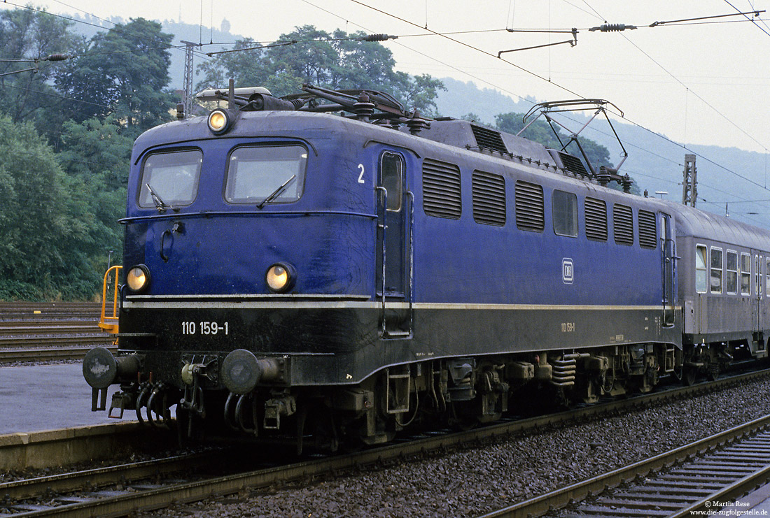110 159 mit alten Lüftern in blau im Bahnhof Marburg