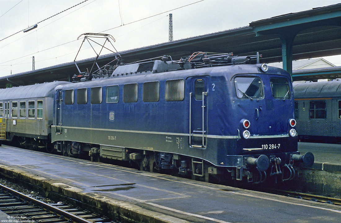 110 284 vom Bw Hamburg1 am 12.4.1985 in Kassel Hbf.
