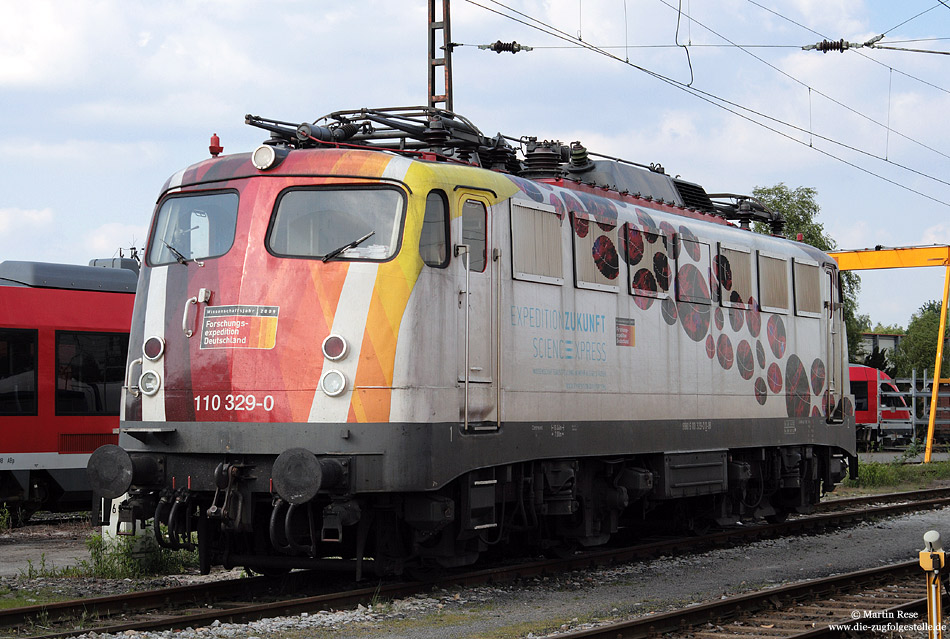 110 329 mit Werbung für Science-Express, Wissenschafts-Ausstellung im Bahnhof Dortmund Bbf