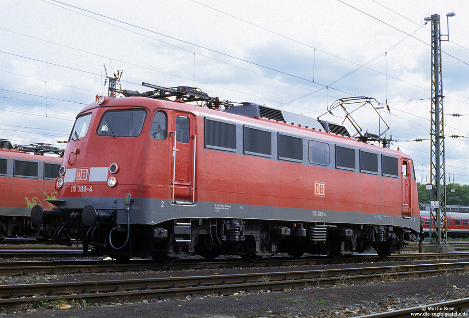 110 389 in verkehrsrot im Bw Stuttgart