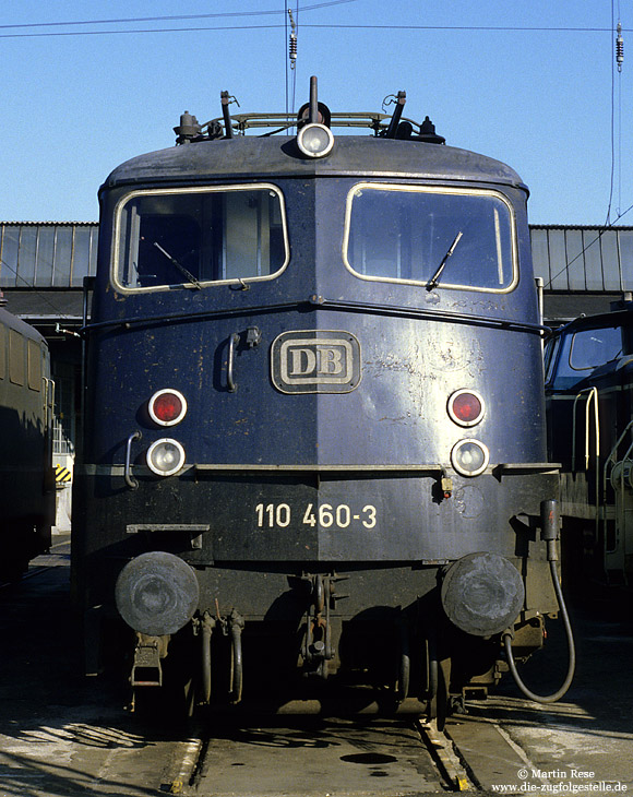 110 460 in blauer Lackierung im Bw Hamm