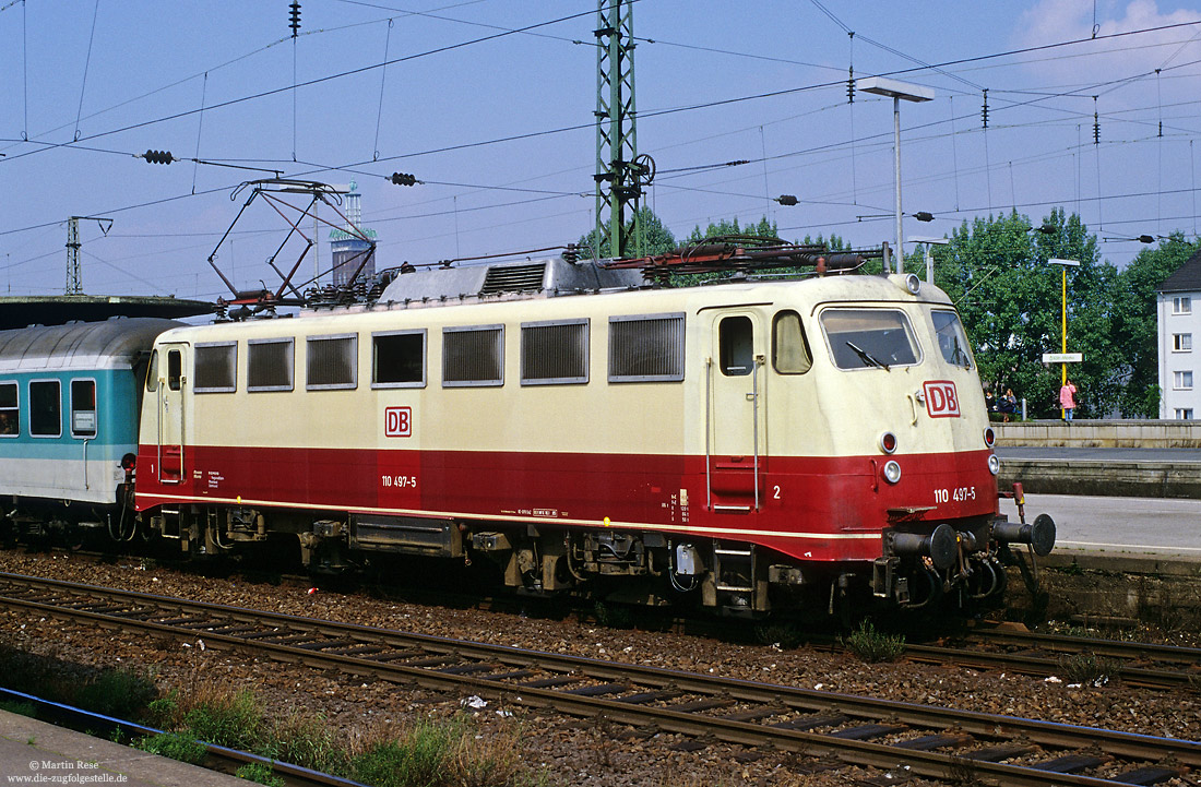 Portrait der 110 497 ex 112 497 ex 114 497 in rot/beige in Köln Deutz