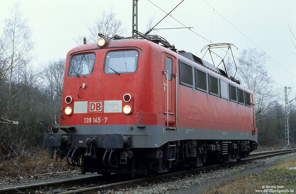 139 145, ex 110 145 in verkehrsrot im Bw Gremberg