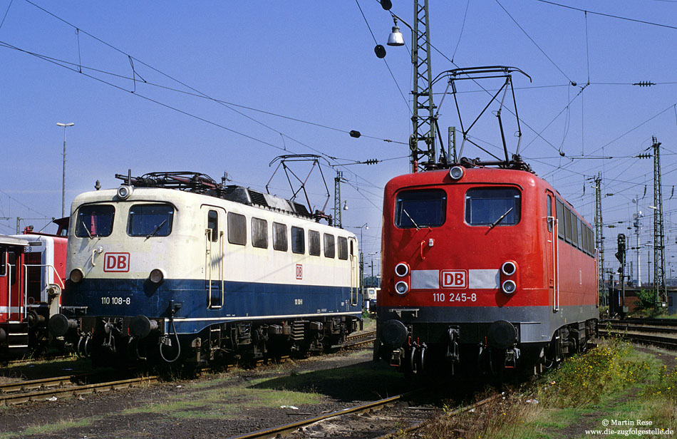 110 108 in oceanblau beige und 110 245 in verkehrsrot im Bw Köln Deutzerfeld