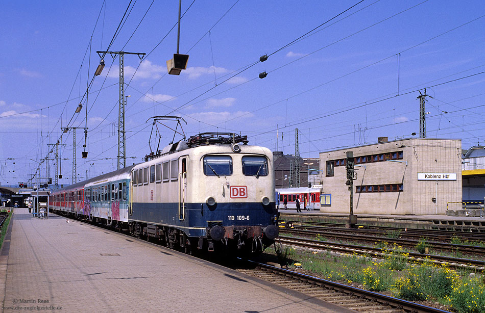 110 109 in oceanblau beige mit RE22064 in Koblenz Hbf