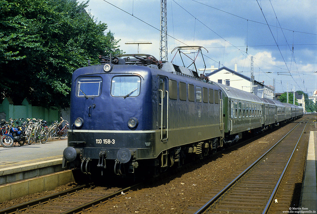 110 158 in blau mit Interzonenzug D1452 in Paderborn Hbf