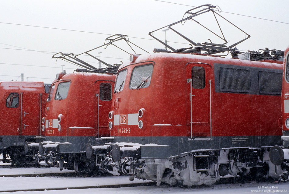 110 234 neben 110 239 im verschneiten Bw Stuttgart